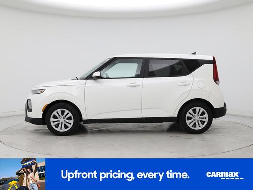 White 2022 Kia Soul LX