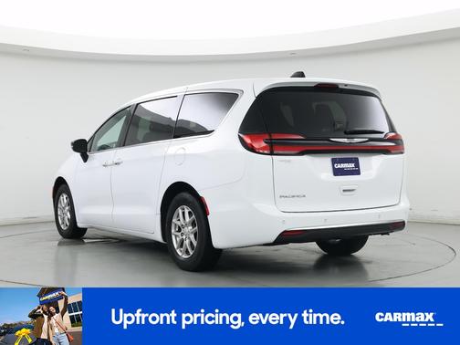 White 2025 Chrysler Pacifica Select