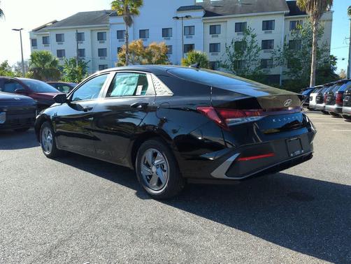 Abyss Black 2026 Hyundai ELANTRA SE