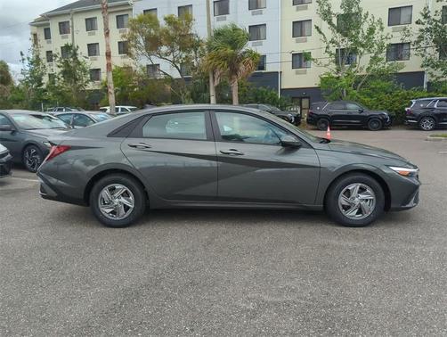 2025 Hyundai ELANTRA SE