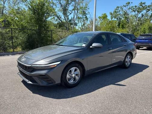 2024 Hyundai ELANTRA SE