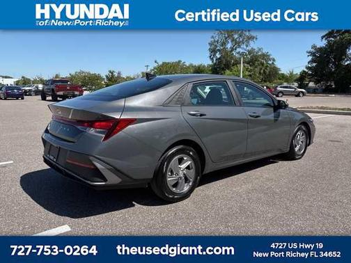 2024 Hyundai ELANTRA SE