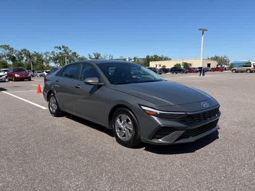2024 Hyundai ELANTRA SE
