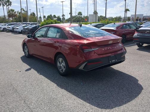 2026 Hyundai ELANTRA SE