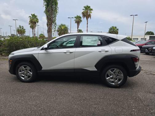 Atlas White 2027 Hyundai KONA SE