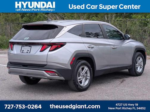 Shimmering Silver 2025 Hyundai TUCSON SE
