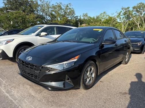 2022 Hyundai ELANTRA SE