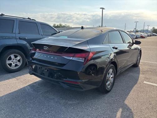 2022 Hyundai ELANTRA SE