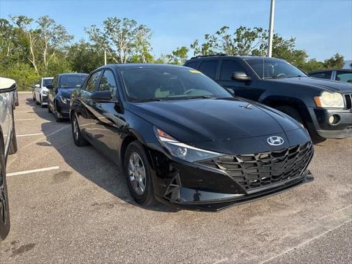 2022 Hyundai ELANTRA SE