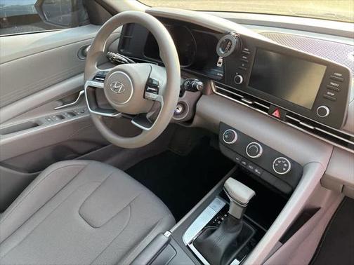 2022 Hyundai ELANTRA SE