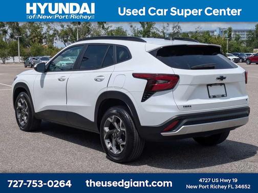 Summit White 2025 Chevrolet Trax LT