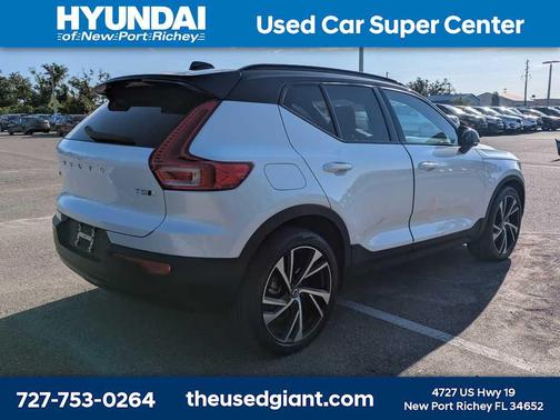 Crystal White Metallic 2022 Volvo XC40 T5 R-Design