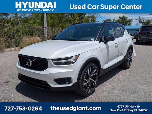 Crystal White Metallic 2022 Volvo XC40 T5 R-Design