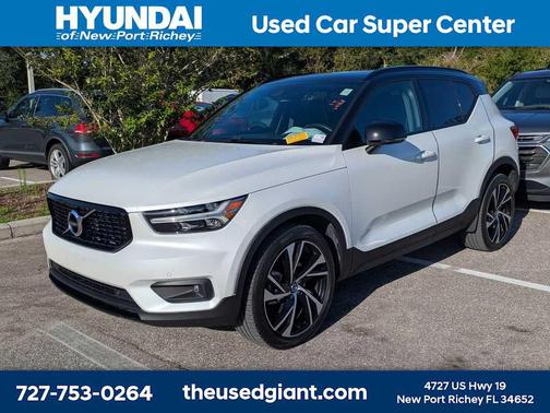 Crystal White Metallic 2022 Volvo XC40 T5 R-Design