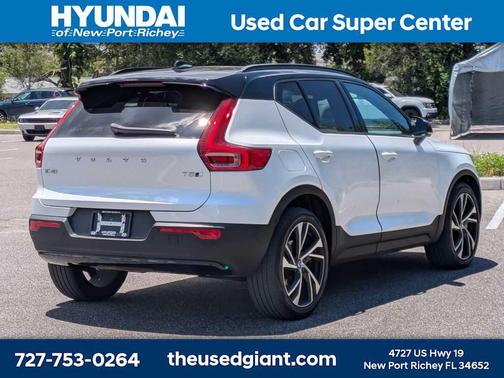 Crystal White Metallic 2022 Volvo XC40 T5 R-Design