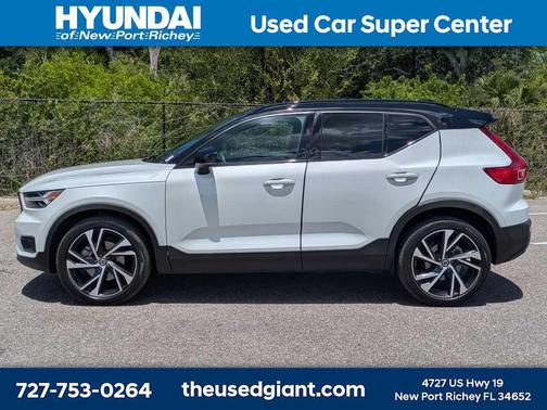 Crystal White Metallic 2022 Volvo XC40 T5 R-Design
