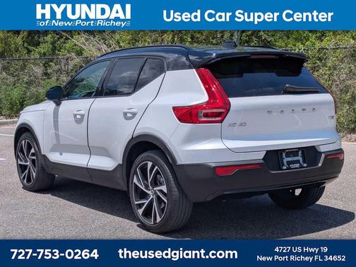 Crystal White Metallic 2022 Volvo XC40 T5 R-Design