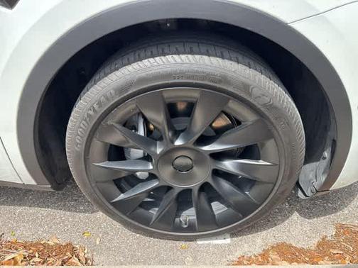 2022 Tesla Model Y Long Range Dual Motor All-Wheel Drive