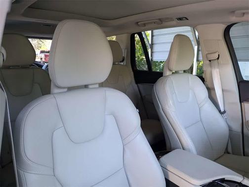 2020 Volvo XC90 T6 Momentum