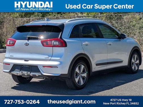 Silky Silver 2018 Kia Niro EX