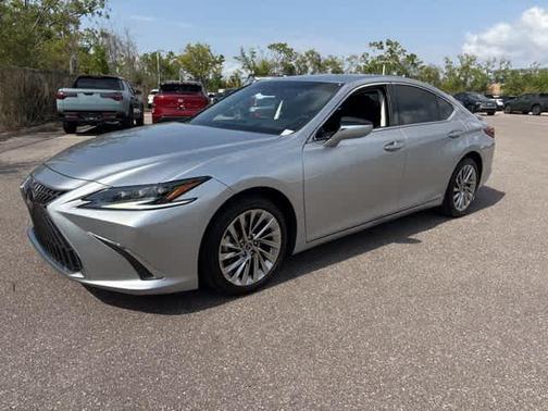 2022 Lexus ES 300h Ultra Luxury