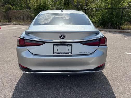 2022 Lexus ES 300h Ultra Luxury