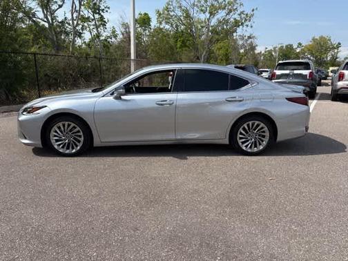 2022 Lexus ES 300h Ultra Luxury
