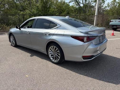 2022 Lexus ES 300h Ultra Luxury