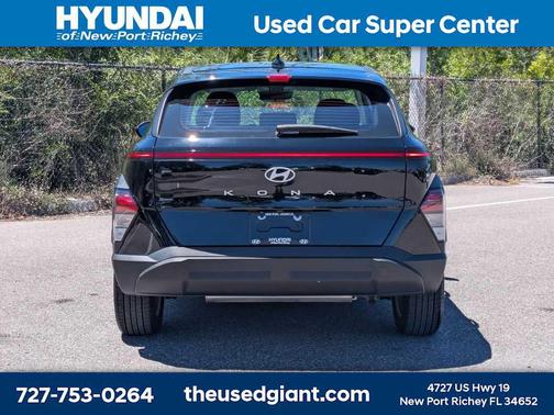Abyss Black Pearl 2025 Hyundai KONA SE