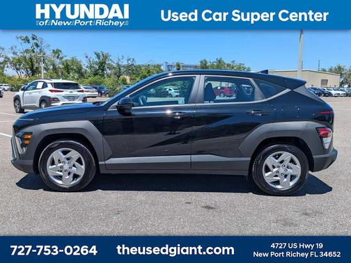 Abyss Black Pearl 2025 Hyundai KONA SE