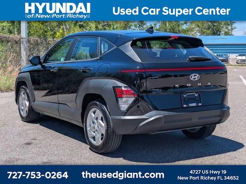 Abyss Black Pearl 2025 Hyundai KONA SE