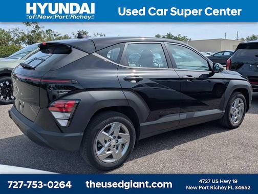 Abyss Black Pearl 2025 Hyundai KONA SE