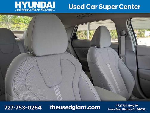 Shimmering Silver Pearl 2023 Hyundai ELANTRA SE