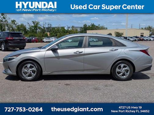 Shimmering Silver Pearl 2023 Hyundai ELANTRA SE