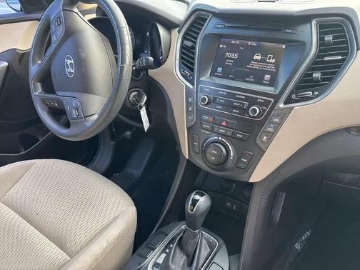 2017 Hyundai SANTA FE SE