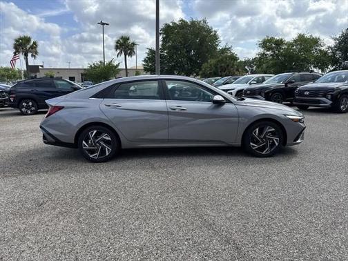 2025 Hyundai ELANTRA Limited