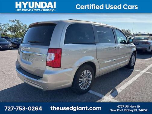 2015 Chrysler Town & Country Touring-L