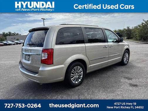 2015 Chrysler Town & Country Touring-L