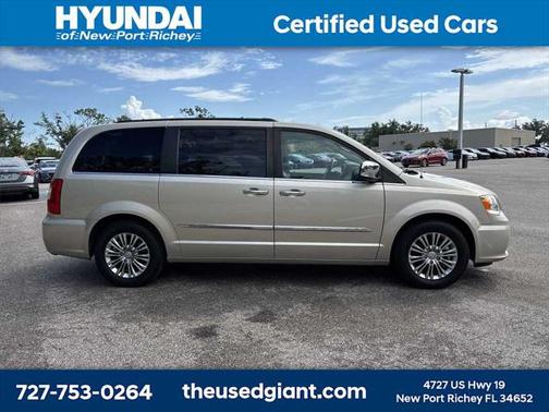 2015 Chrysler Town & Country Touring-L