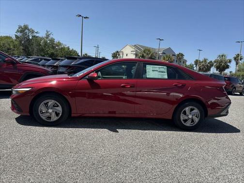 2025 Hyundai ELANTRA SE