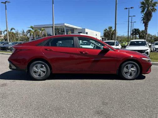2025 Hyundai ELANTRA SE