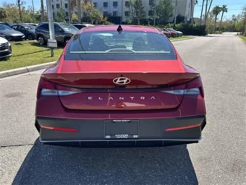 2025 Hyundai ELANTRA SE