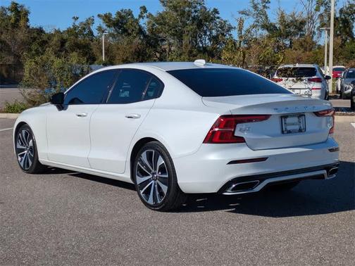 2022 Volvo S60 T5 Momentum