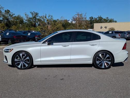 2022 Volvo S60 T5 Momentum