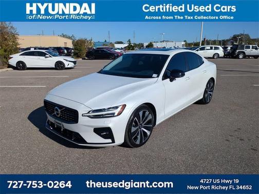 2022 Volvo S60 T5 Momentum