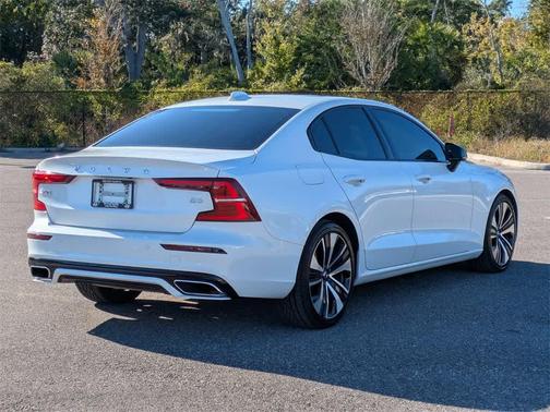 2022 Volvo S60 T5 Momentum
