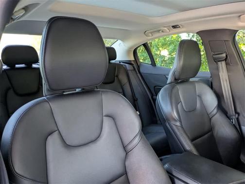 2022 Volvo S60 T5 Momentum