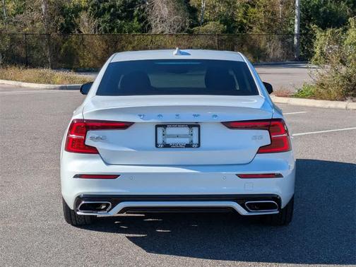 2022 Volvo S60 T5 Momentum