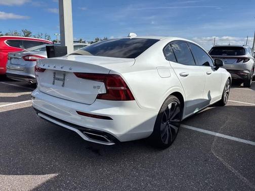 2022 Volvo S60 T5 Momentum