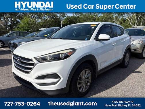 Dazzling White 2017 Hyundai TUCSON SE